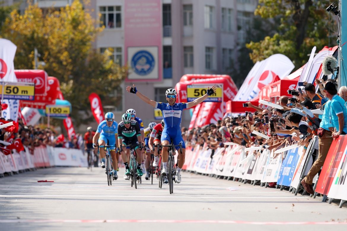Richeze sits up and celebrates