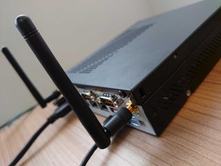 Met de antennes voor een betere wifiverbinding lijkt het alsof je een vreemde router op je bureau hebt.