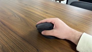 Ugreen M571 Ergonomic Mouse in-hand