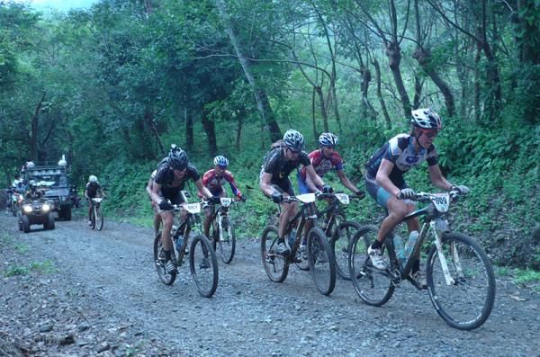 Sam Schultz at the front of the men's lead group.
