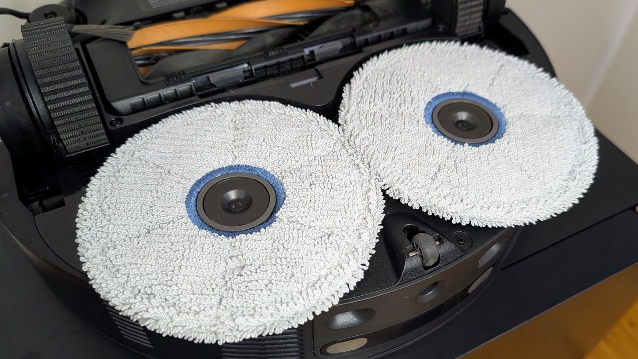Dreame Matrix10 Ultra robovac mop pads installed