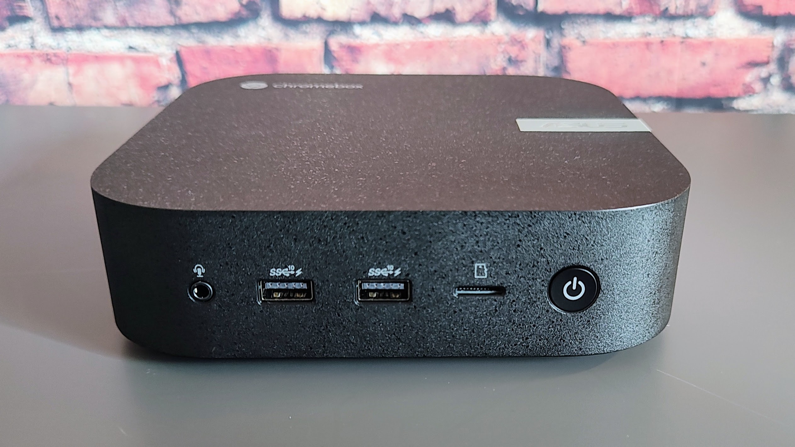 The Asus Chromebox 5 on a desk