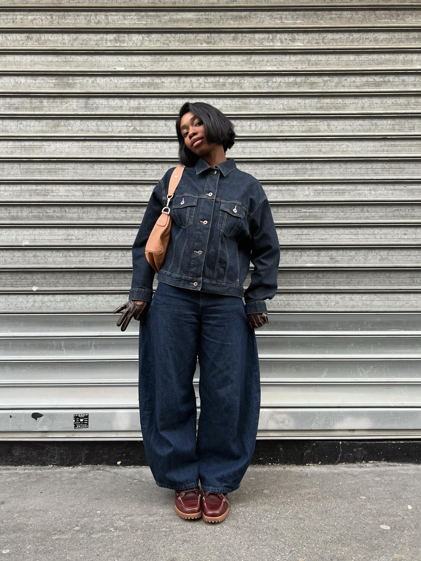 Influencer Aude-Julie ALINGUE wearing a denim jacket, barrel-leg jeans and boat shoes.