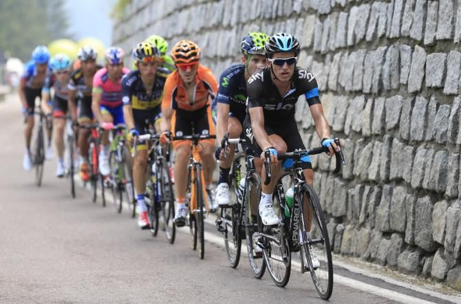 Sergio Henao (Sky) drives the chase group on the final climb