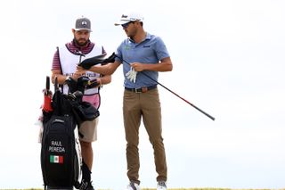 Raul Pereda chats his caddie