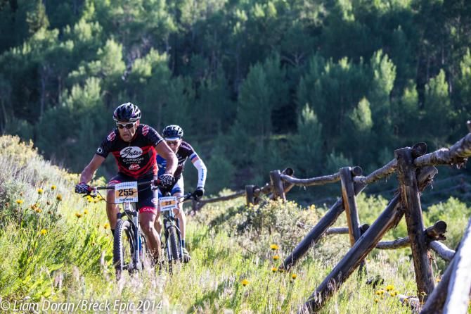 Singlespeeder Carlos Vulgamott leads out Giant factory rider Carl Decker