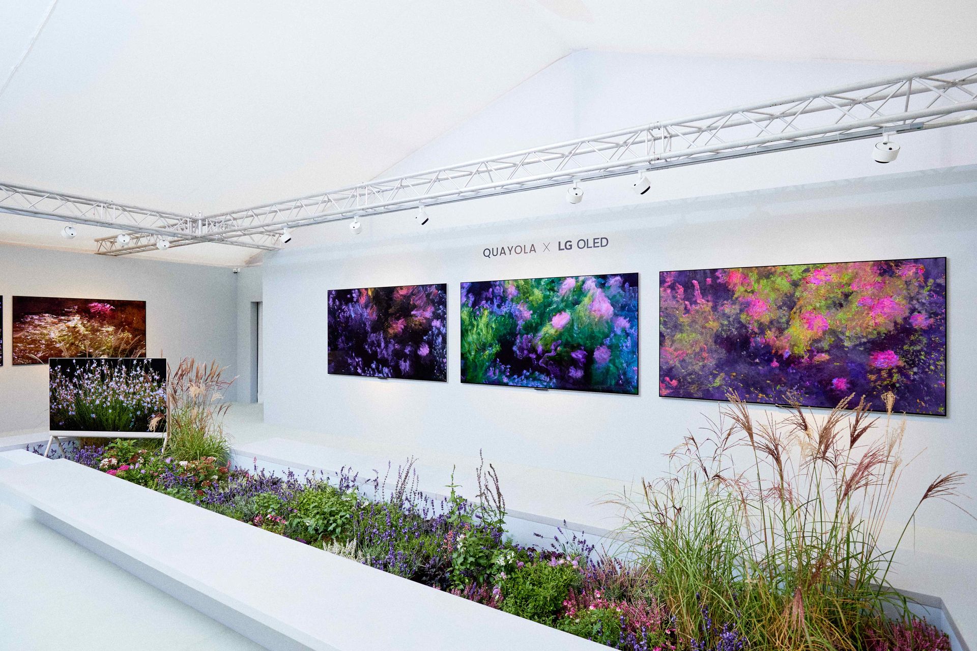 Vue de l'installation de l'œuvre d'art Quayola x LG OLED à la Frieze London 2023