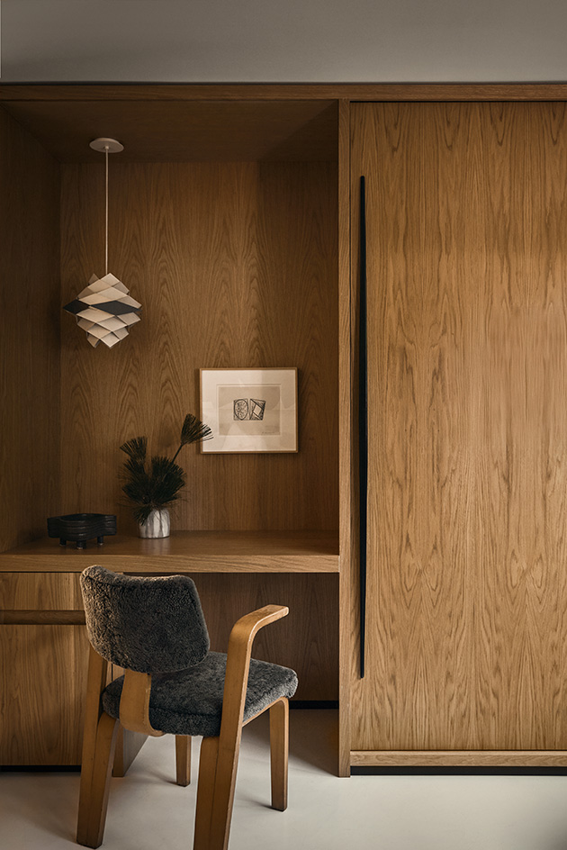 Paperfold house, a Pierre Koenig house in California redesigned by Jamie Bush, has contemporary feel and furniture and a midcentury feel