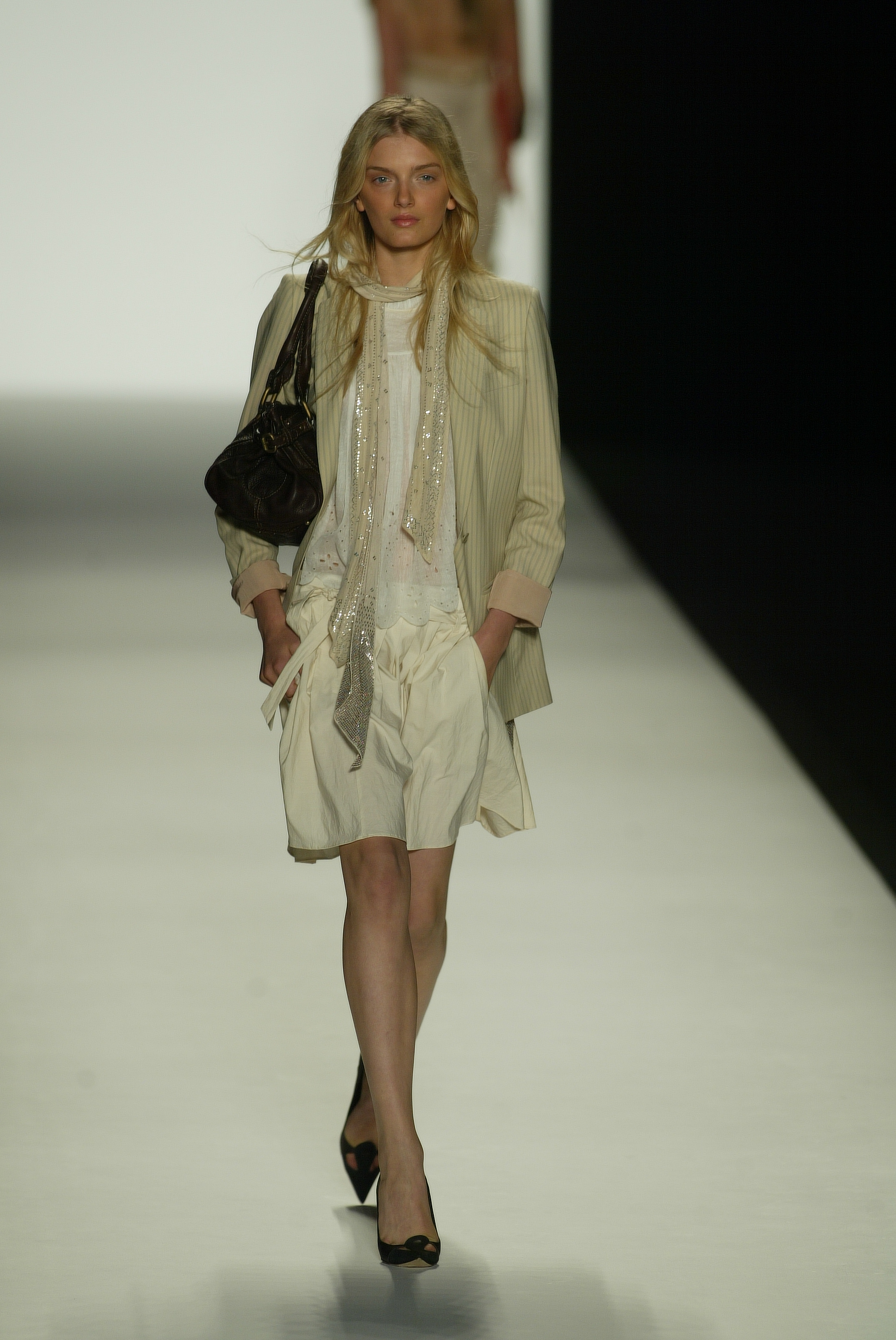 Модель идет по подиуму на показе Chloe весна-лето 2005 в Париже.