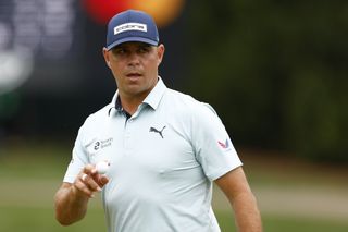 Gary Woodland waves to the crowd