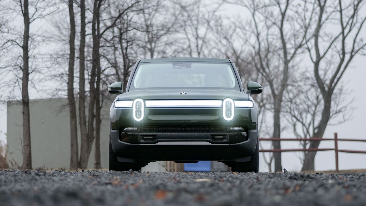 2025 Rivian R1T Tri.