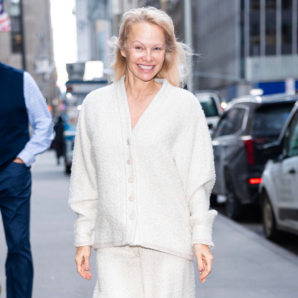 Pamela Anderson's Perfect 6-Piece Capsule Wardrobe Ensures She Looks Elegant at All Times