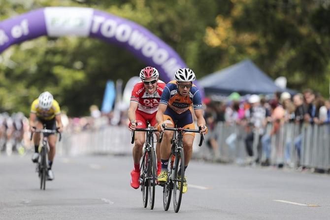 Joe Cooper (Huon - Genesys) and Bernard Sulzberger (Drapac) try their hand with a late attack, while Luke Ockerby (Budget Forklifts) chases