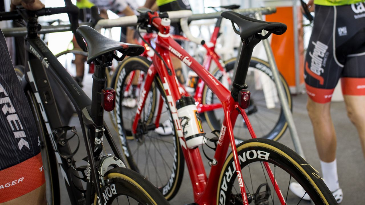 The entire Trek-Segafredo team was training with the Flare R rear lights