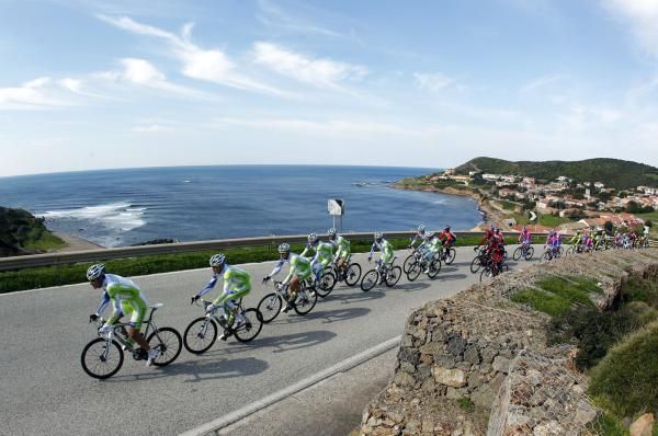 Liquigas-Cannondale lead the peloton under bright blue skies