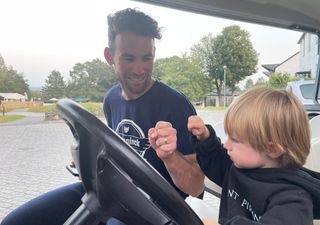 Mark Cavendish fist bumping Ricci Pascoe's child, Lowen