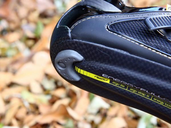 Heel and toe tabs are minimal to reduce weight but they're non-replaceable, which doesn't bode well for long-term users.
