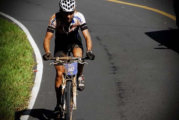 Roberto Heras from Spain climbs with harsh stomach aches which slowed him down to fourth place from leading the pack out of the Carara National Park.