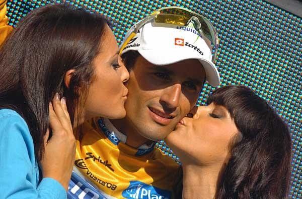 Mmmwah! Daniele Bennati (Liquigas) expects to lose the leader's jersey tomorrow, but he's enjoying it for now.