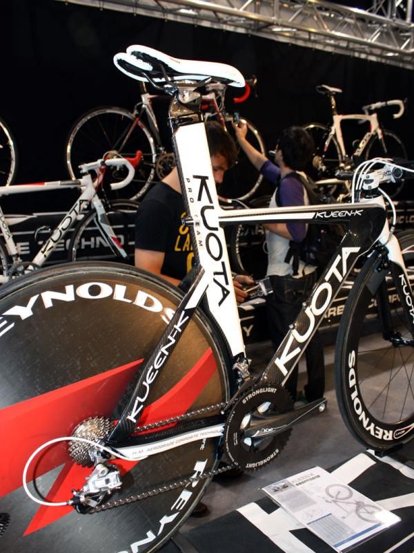 The deep-section semi-integrated seatmast on the Kueen-K closely follows the profile of the rear wheel.