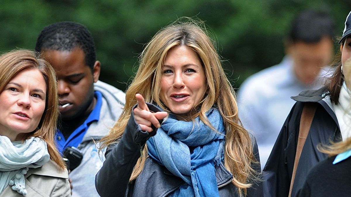 Le combo écharpe en jean et jean décolleté de Jennifer Aniston est le look double denim que nous n'avions pas vu venir