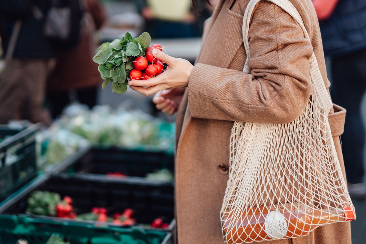 A woman hold fresh radishes