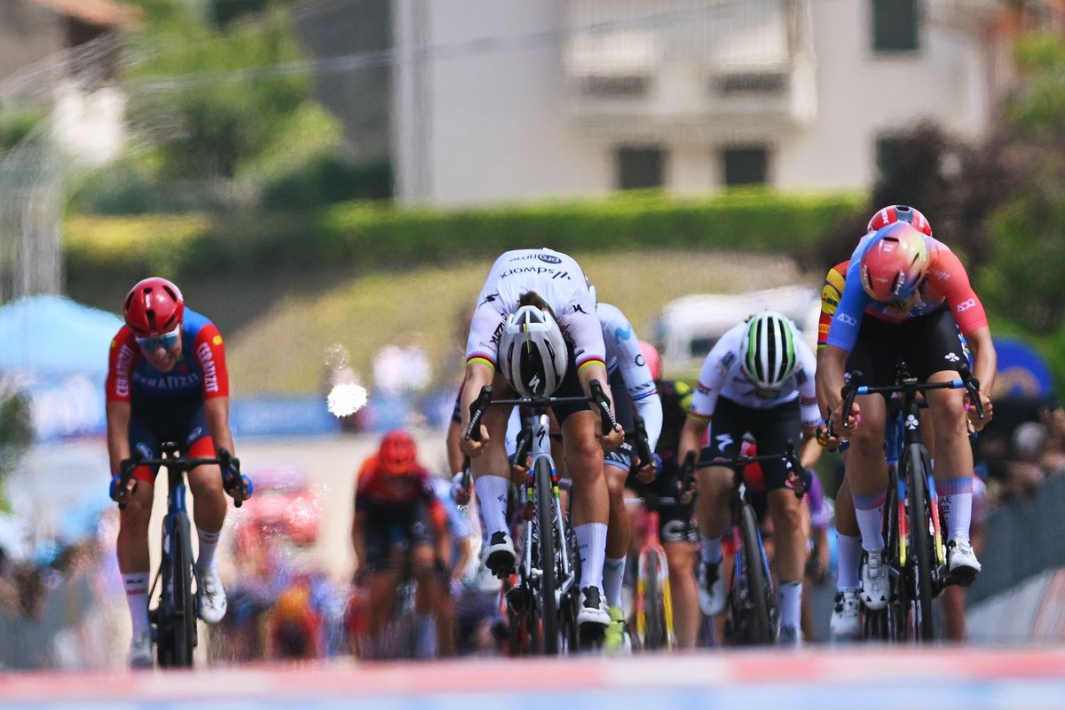 Consonni beats Kopecky at the line to win stage 2