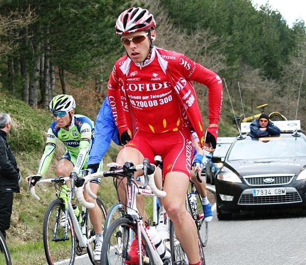A Cofidis rider zips up as the group prepares to descend.