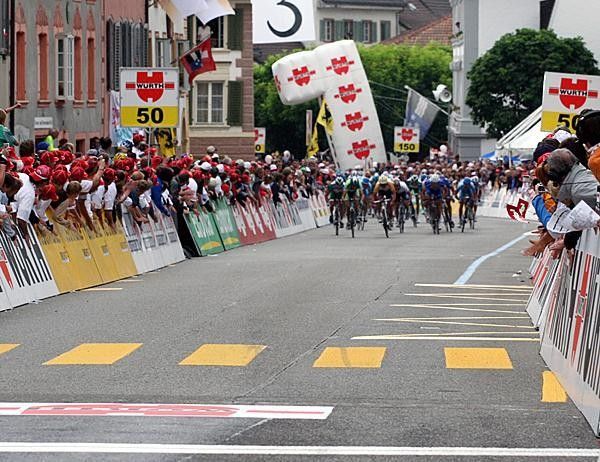 75 metres to go and Robbie McEwen has already hit the front...