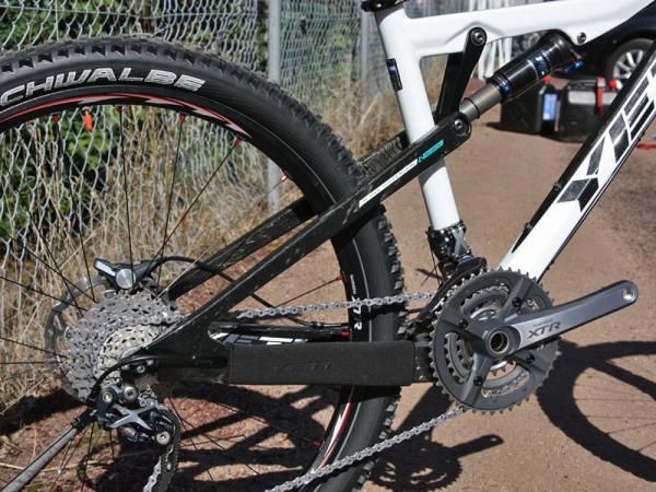 The all-new carbon fiber rear end surprisingly does away with Yeti's long-running flex pivot design.