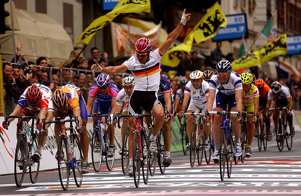 Erik Zabel celebrates too soon and loses the 2004 Milan-San Remo to Oscar Freire