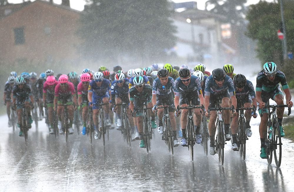 The peloton raced the last hour under heavy rain - stage 12 at the Giro d'Italia
