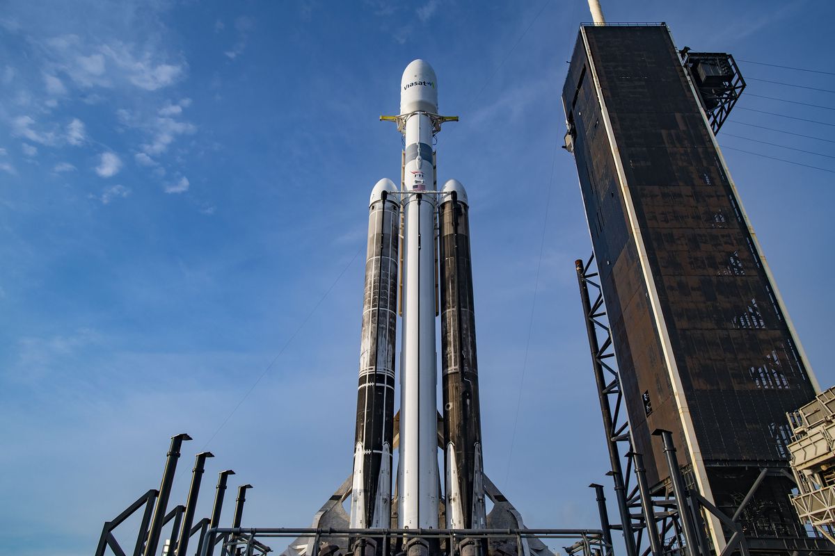 Посмотрите, как SpaceX пытается запустить свою ракету Falcon Heavy 30 апреля после того, как она была прервана