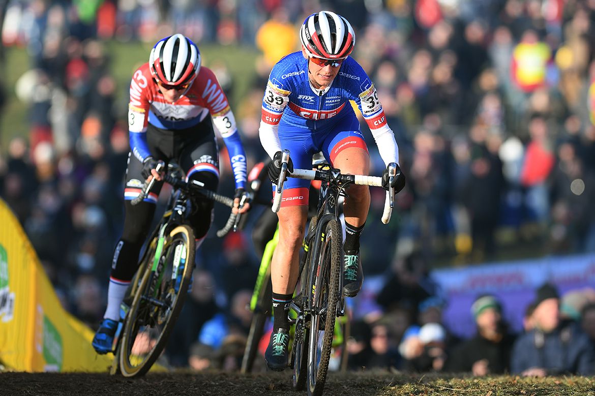 Katerina Nash at the head of the race