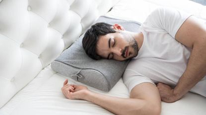 A man sleeping on the Motion Pillow