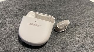 Bose QuietComfort Ultra Earbuds vs AirPods Pro 2: features