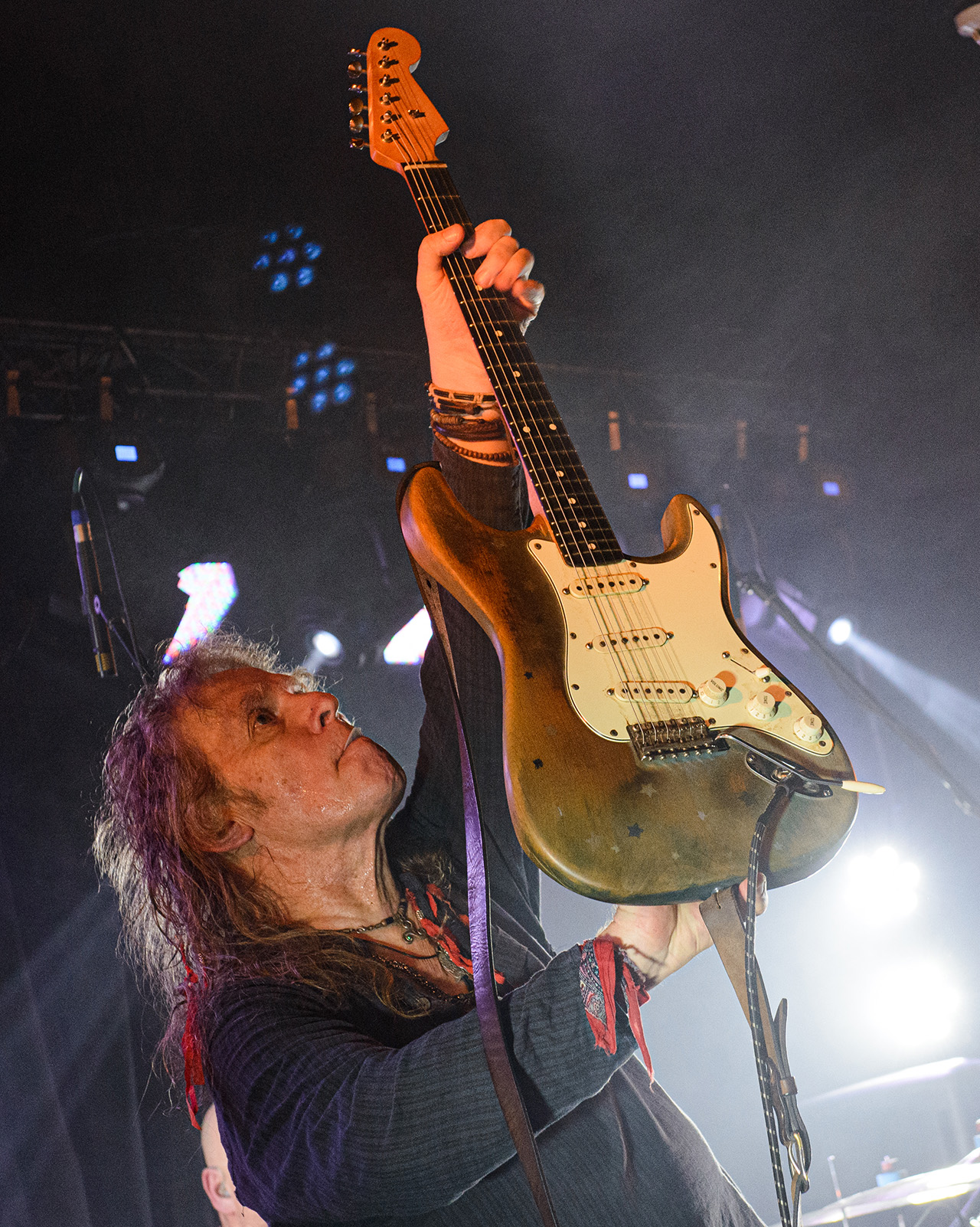 Bernie Torme holds his Strat aloft onstage
