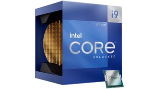 En Intel Core i9-12900K-brikke ligger ved siden av innpakningen