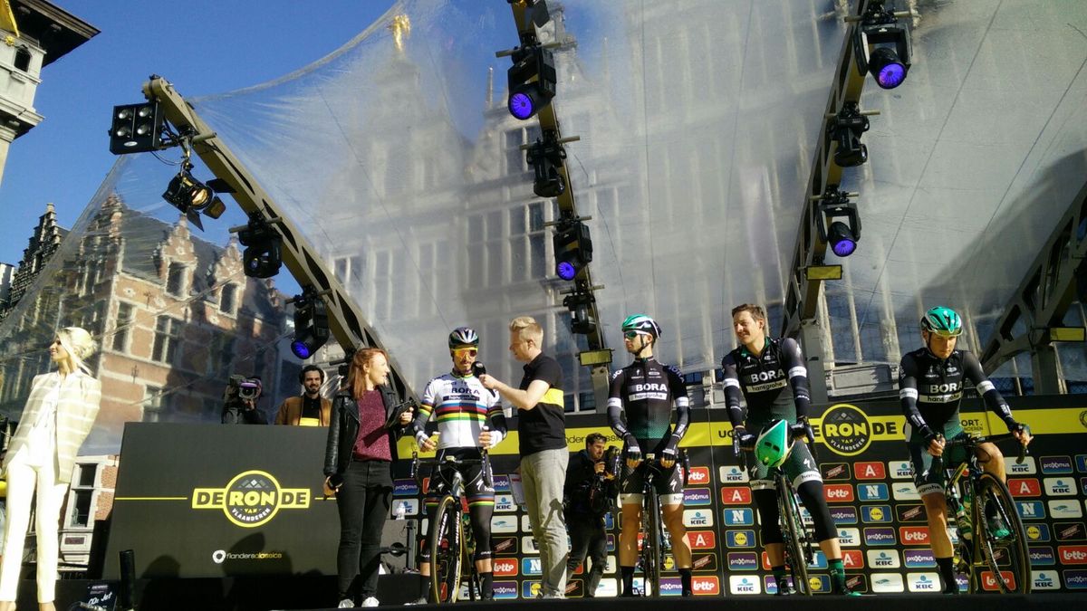 Peter Sagan utters a few words of wisdom before the start