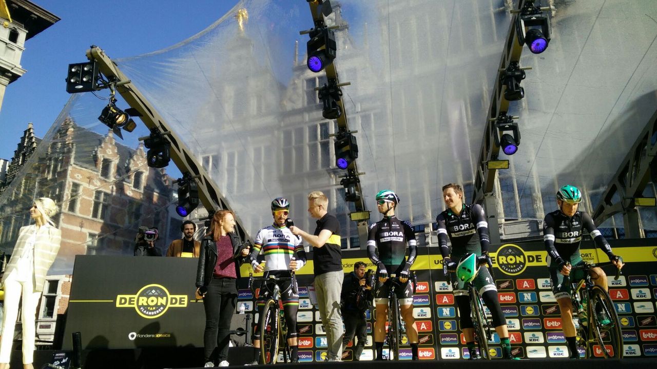 Peter Sagan utters a few words of wisdom before the start