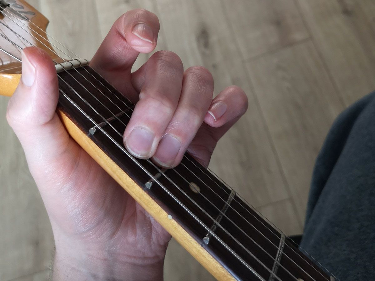 How to play an E chord on guitar