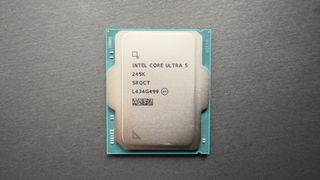 Фотография процессора Intel Core Ultra 5 245K на темном фоне