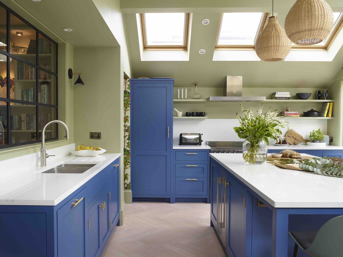 How to choose kitchen cabinet colors – tricks from the experts for picking the right shade