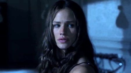 A screen shot of Jennifer Garner as Elektra looking over her shoulder in Daredevil.