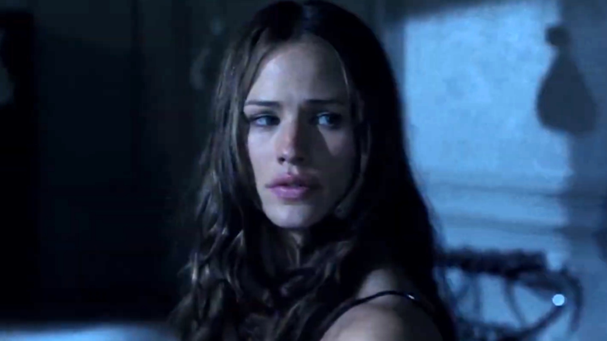 A screen shot of Jennifer Garner as Elektra looking over her shoulder in Daredevil.