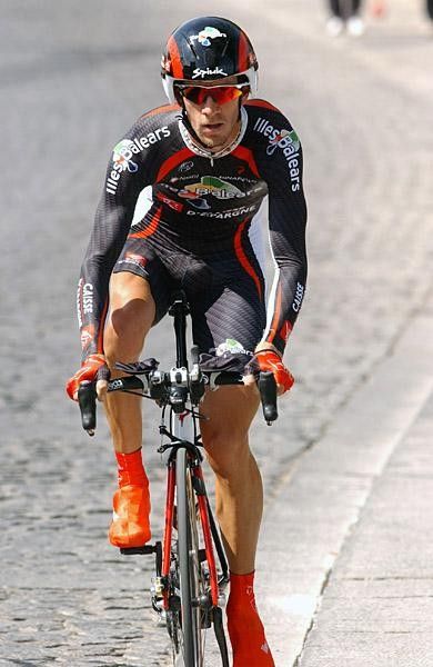 Caisse d'Epargne-Illes Balears rider avoids the cobbles.