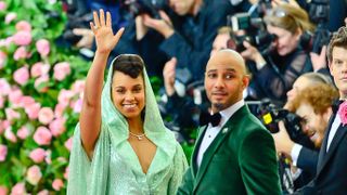 Alicia Keys waves while on the red carpet with Swizz Beatz