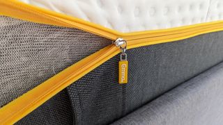 Branding and fabric of the zipper on the Emma Zero Gravity mattress