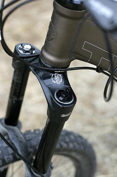 The Glory Zero's massive half inch headset allows a single crown fork to be used