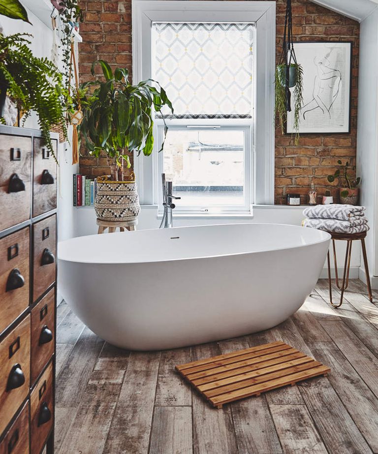 Small bathroom bathtub ideas – 24 designs to sink into | Real Homes